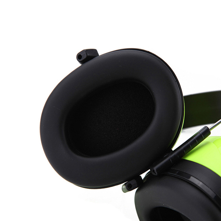 Wear noise-canceling ear muffs 0404018